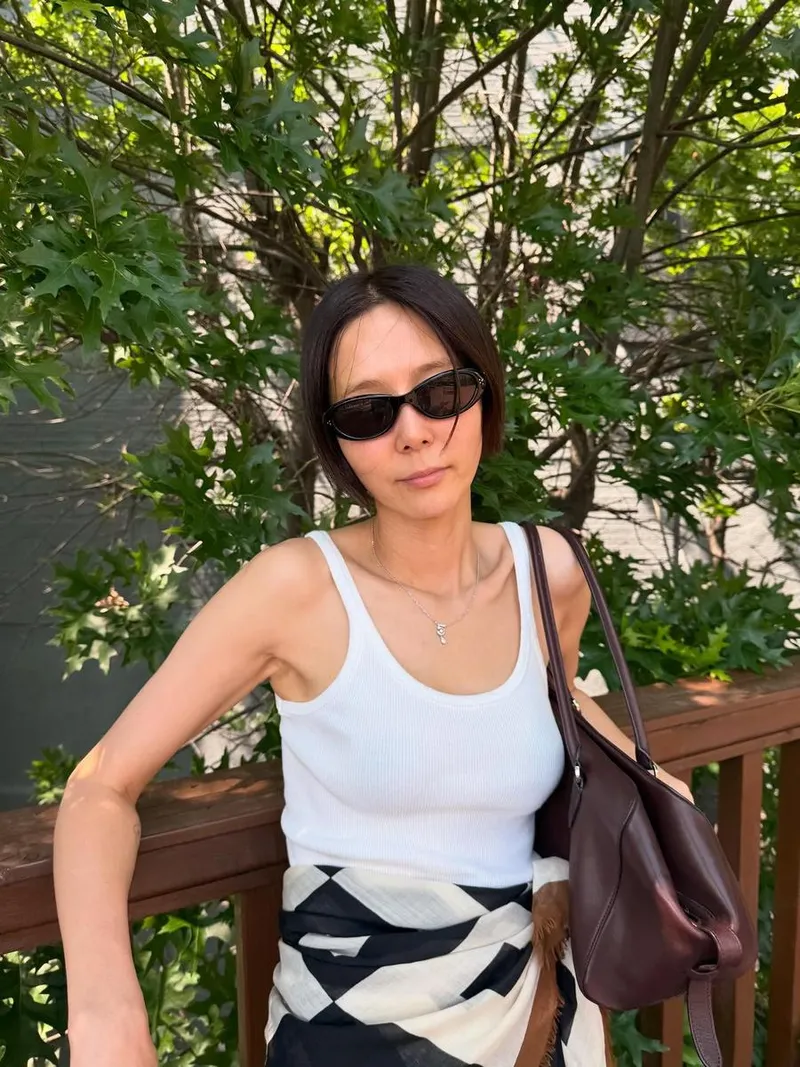 “민소매 하나면 충분했죠”…김나영, 여름 햇살 아래→자유로움 폭발 / 방송인 김나영 인스타그램