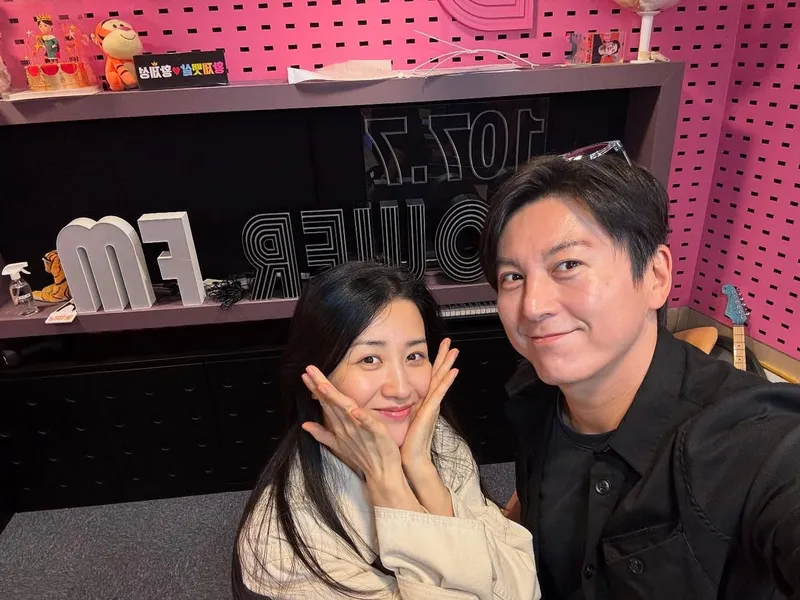 “류수영 파워FM 라디오 미소”…라디오 부스 속 소탈함→청취자 설렘 번지다