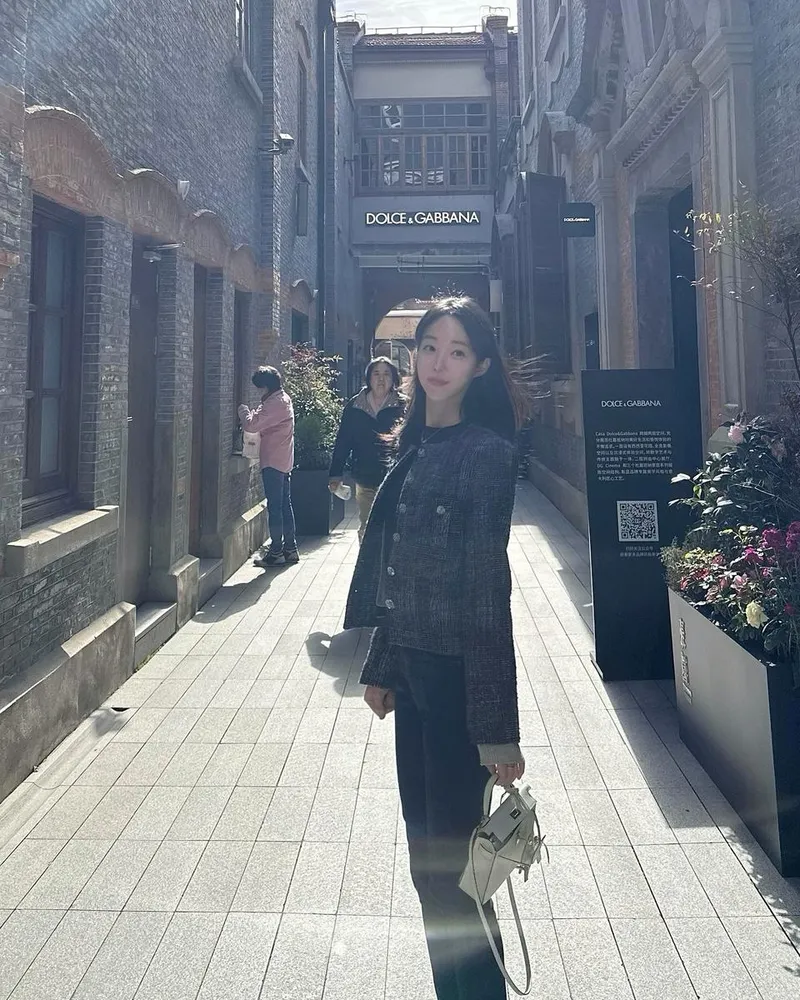 “햇살 머문 골목길”…배채은, 고요한 시선→초여름 도심 산책 / 하트페어링 출연자 배채은 인스타그램