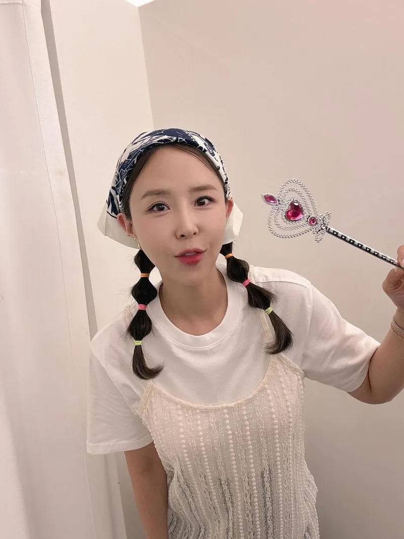 “샬라카둘라”…신지, 동화 같은 무드→순수 매력 폭발 / 코요태 신지 인스타그램
