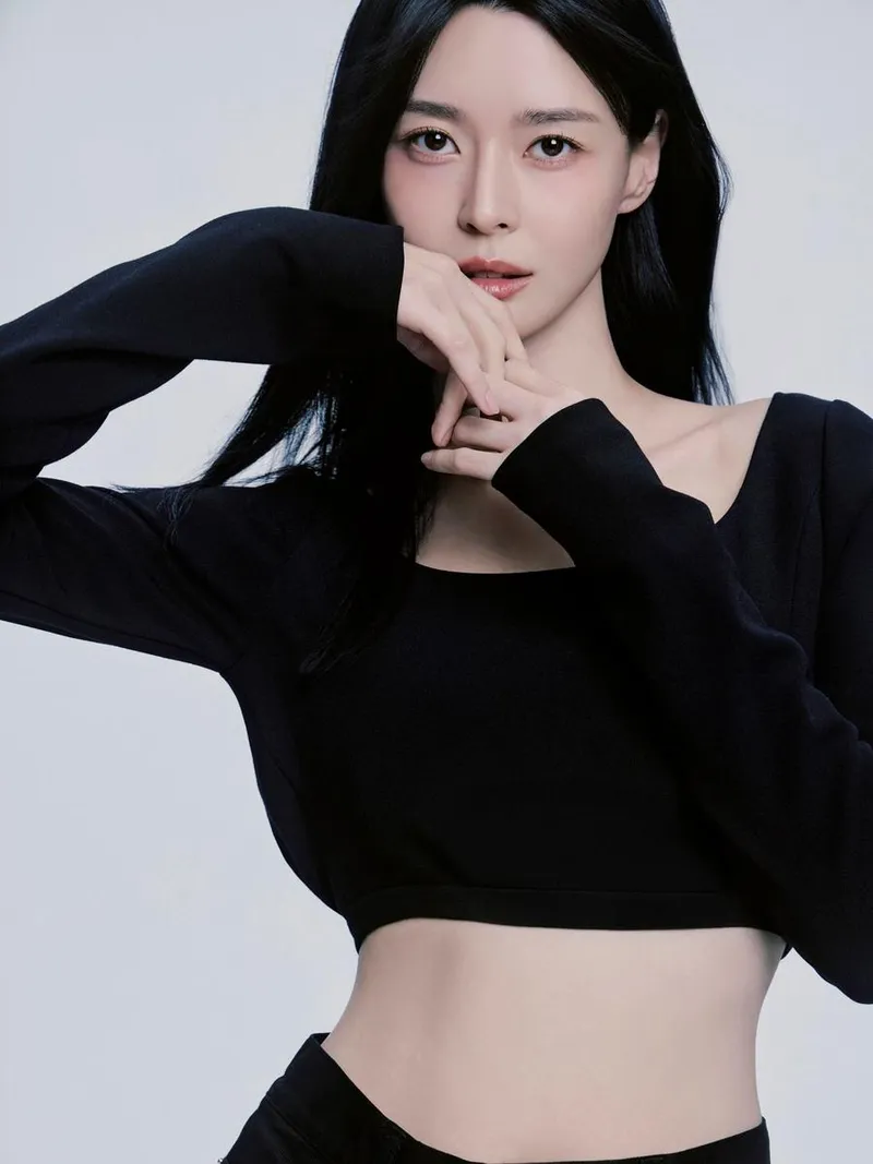 “어둠 속 빛나는 눈빛”…권나라, 절제된 고요→아우라 폭발 / 배우 권나라 인스타그램