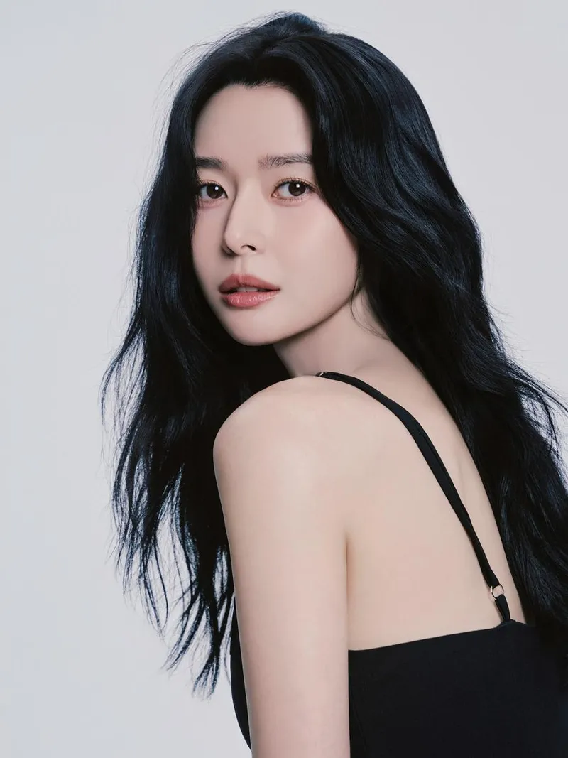 “아득한 시선이 머무르는 곳”…권나라, 여름 오후→깊은 고요 감도는 비주얼 / 배우 권나라 인스타그램