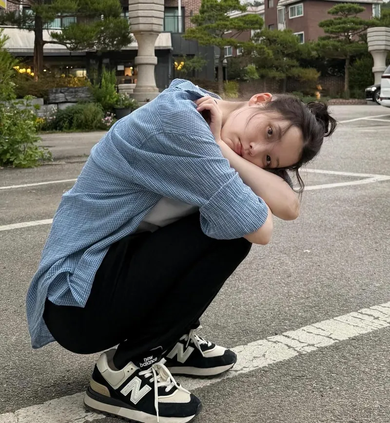 “노 아이유 예스 지금”…아이유, 담백한 오후→평화에 스며들다 / 가수 아이유 인스타그램