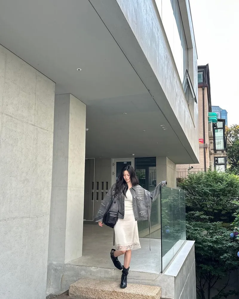 “오후의 산책처럼”…김민주, 빈티지 무드→여름 청량 감성 / 걸그룹 아이즈원 김민주 인스타그램