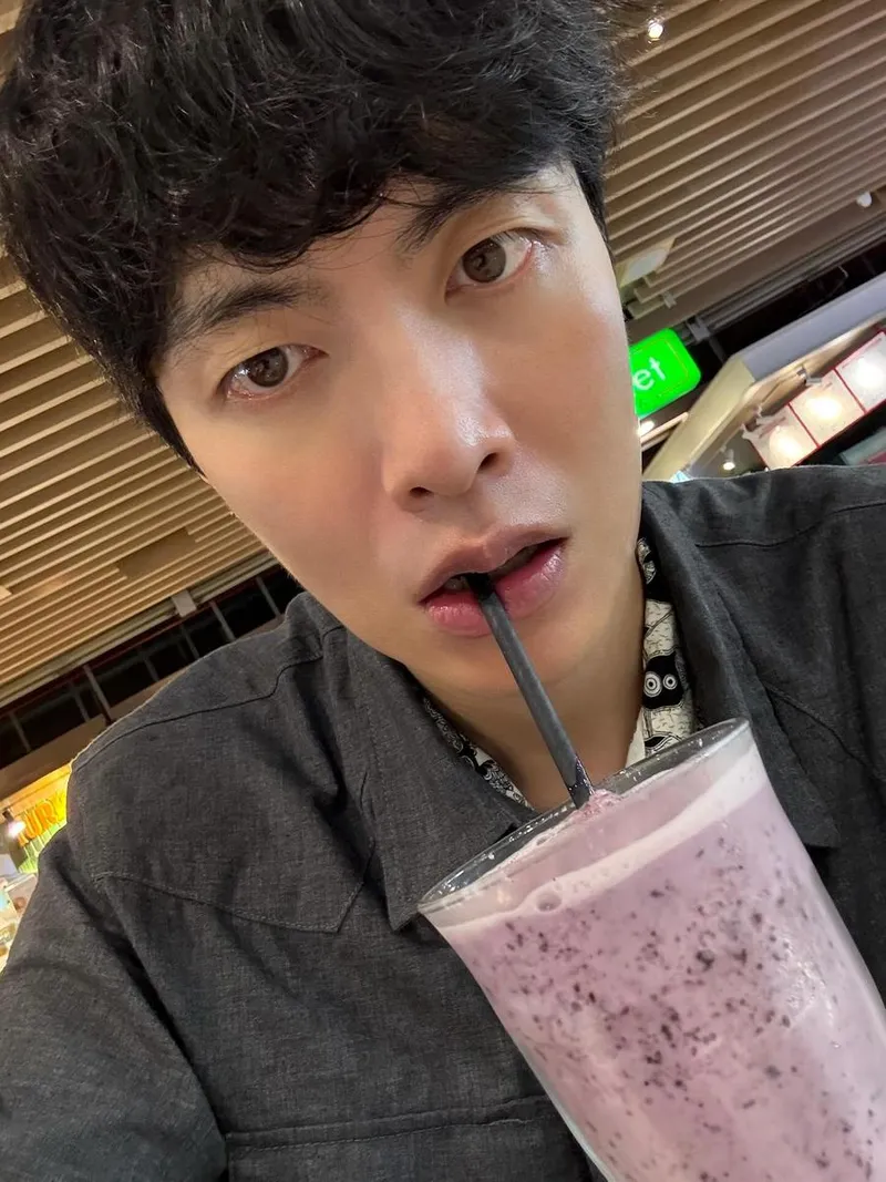 “차분한 시선 뒤 혼자만의 오후”…이민기, 공항 대기실→설렘 묻어나는 힐링 / 배우 이민기 인스타그램
