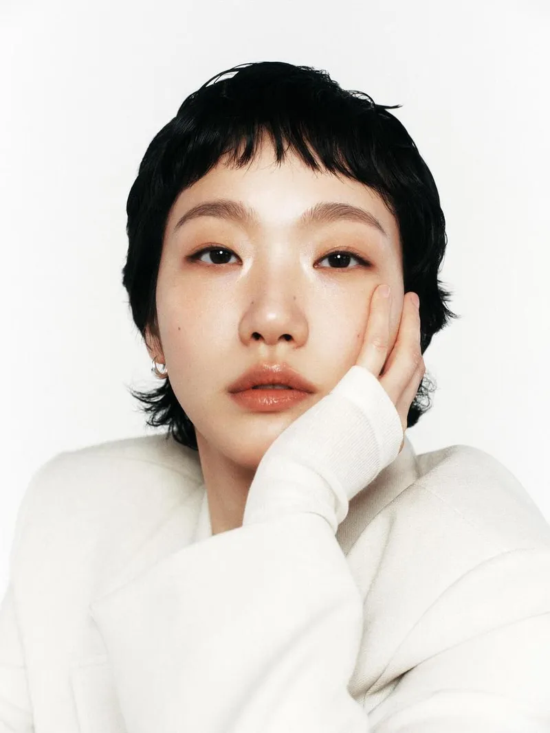 “고요한 시선에 머문 하루”…김고은, 단발 변신→순백의 여름 감성 / 배우 김고은 인스타그램