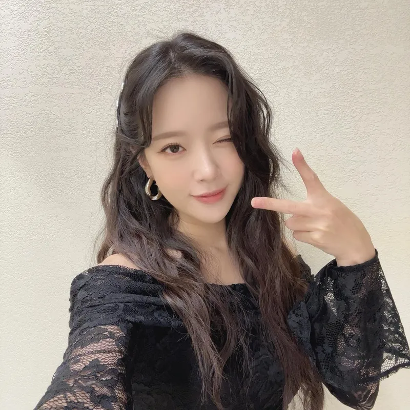 “어제는 169여단에서”…송민경, 눈웃음 가득→청량 존재감 발산 / 가수 송민경 인스타그램