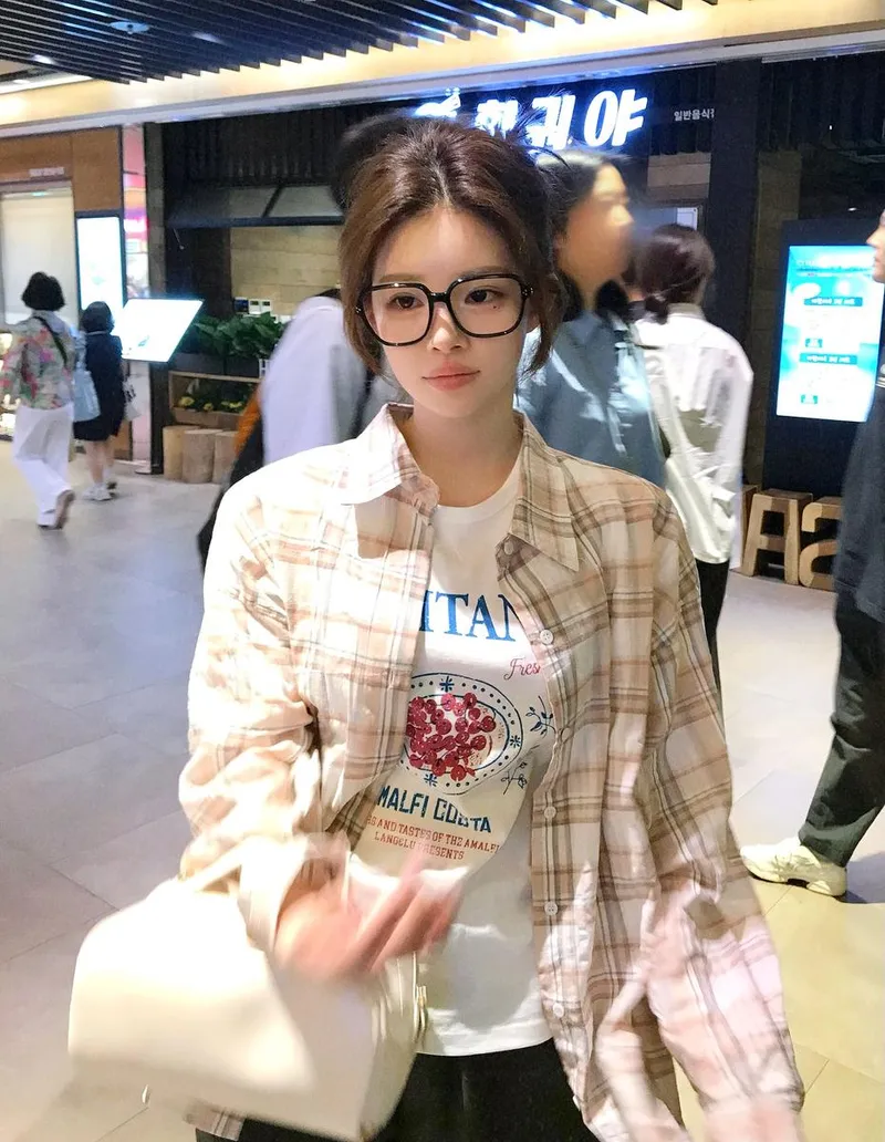“긴장감 속의 단정한 오후”…유혜원, 세련된 무드→도심 산책 감성 / 커플팰리스2 출연자 모델 유혜원 인스타그램