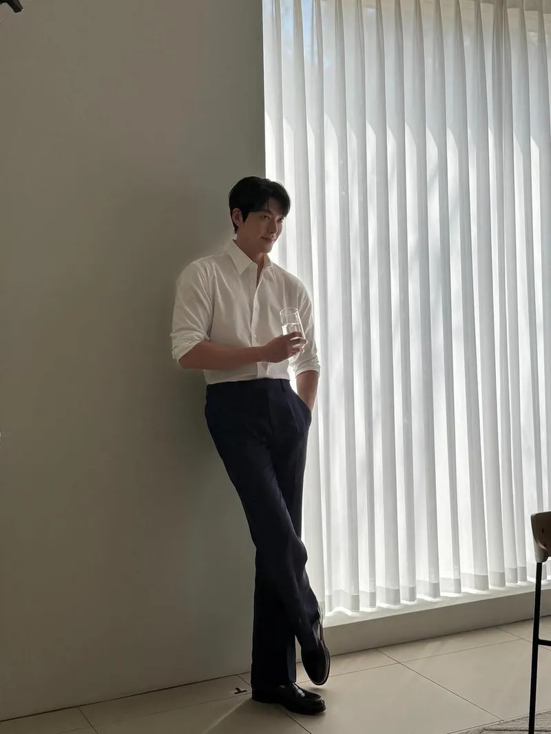 “빛이 스며든 오후”…김우빈, 절제된 눈빛→여름 감성 폭발 / 배우 김우빈 인스타그램