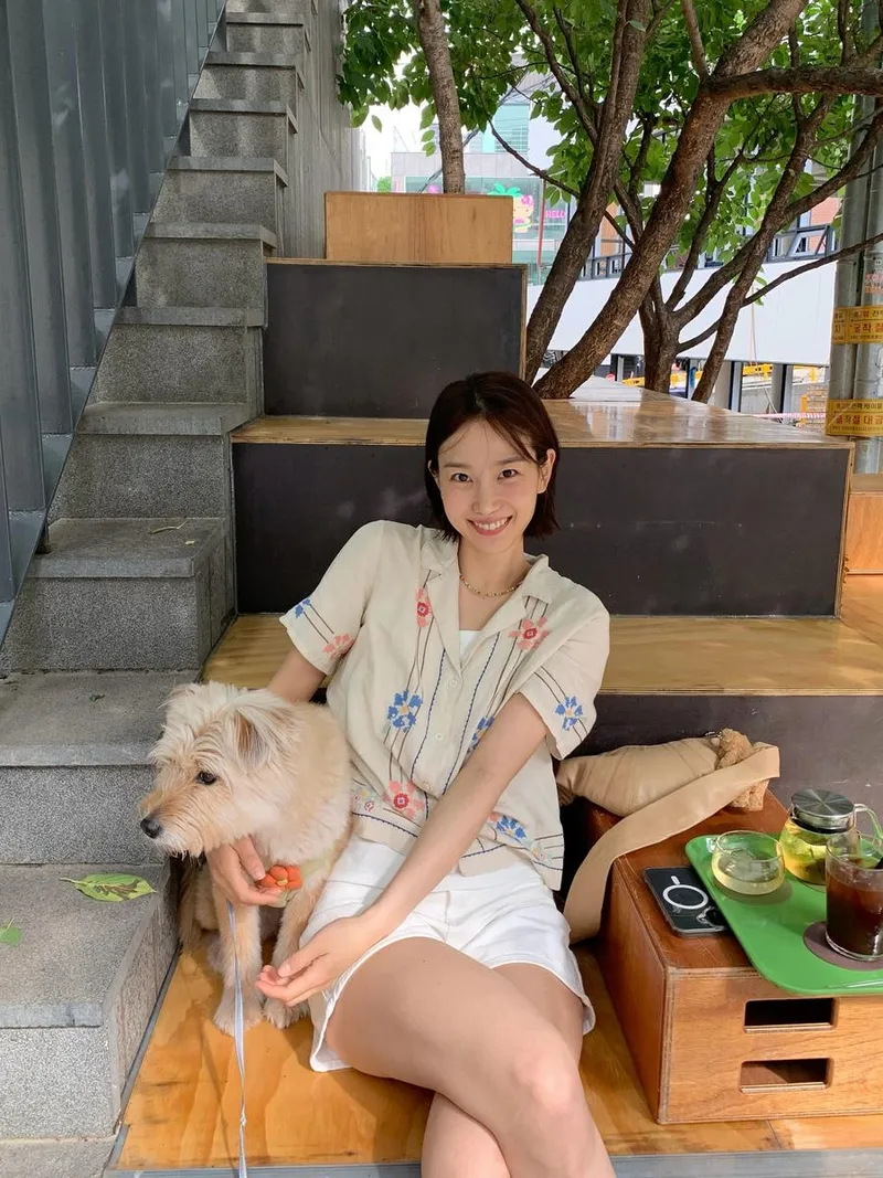 “순이랑 데이투ㅎ..ㅎ”…장희령, 초여름 햇살 아래 여유→반려견과 따스한 오후 / 배우 장희령 인스타그램