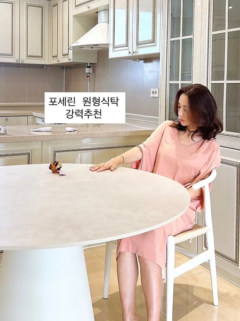 “하나를 사도 늘 신중하게”…고은미, 원형식탁 앞 여유→분위기 완전 변신 / 배우 고은미 인스타그램