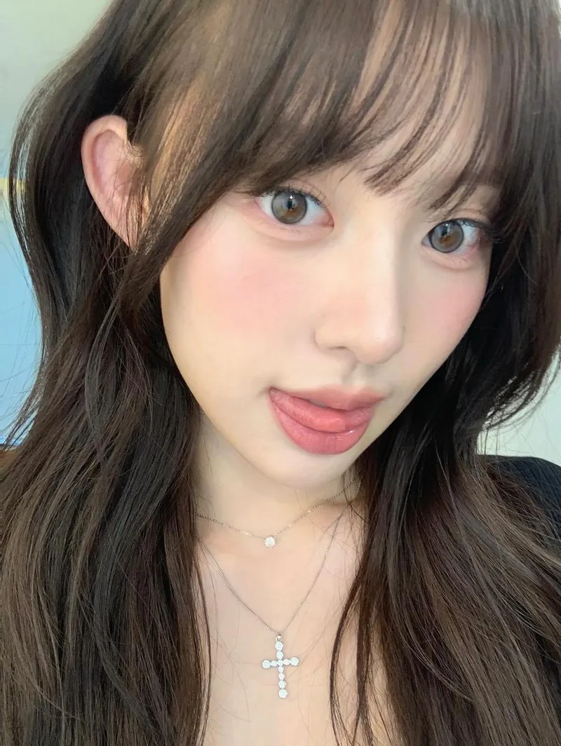 “Chill한 여름 보내기 아자자”…이지연, 투명한 시선→도발적 셀카 / 환승연애2 출연자 이지연 인스타그램
