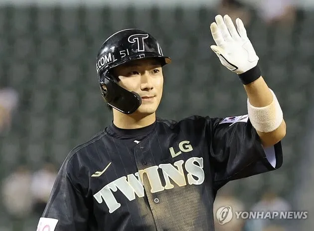 “9회 신민재 결승타”…LG, 박영현 흔들며→kt전 4-3 극적 역전승 / 연합뉴스