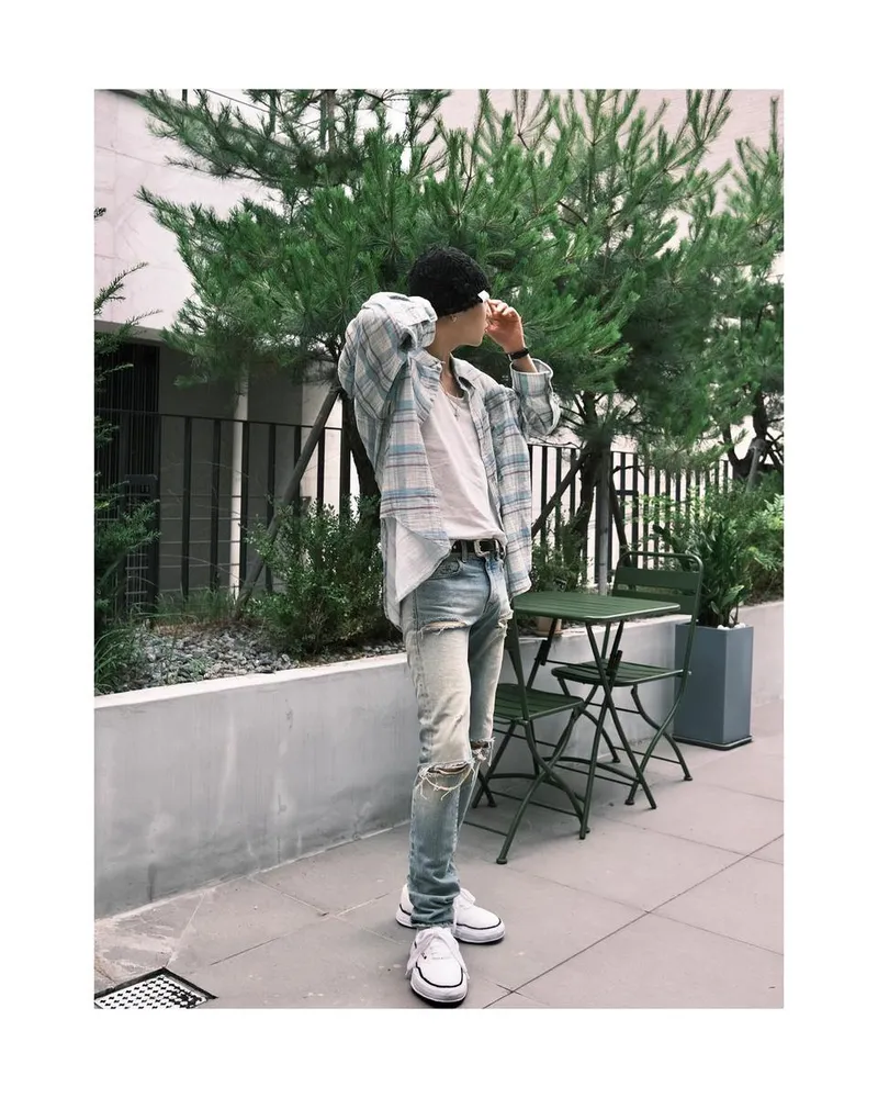 “초여름 저녁을 입는 남자”…강승윤, 청량함 속 자유로움→거리 감성 산책 / 그룹 위너 강승윤 인스타그램