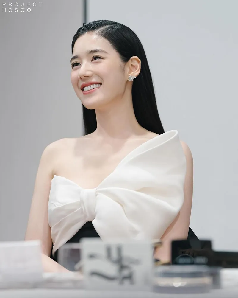 “미소의 결이 달랐다”…정은채, 새하얀 드레스→고요한 우아함의 정수 / 배우 정은채 인스타그램