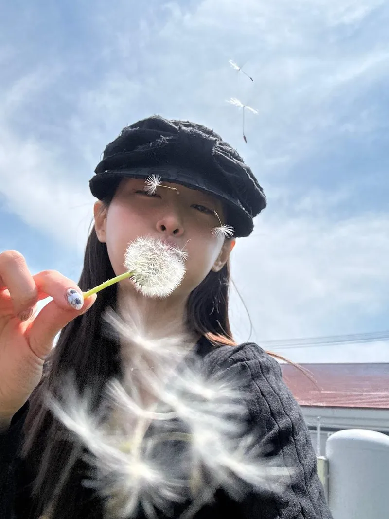 “손끝에서 피어난 소망”…츄, 여름 하늘 아래→순수의 순간 포착 / 가수 츄 인스타그램