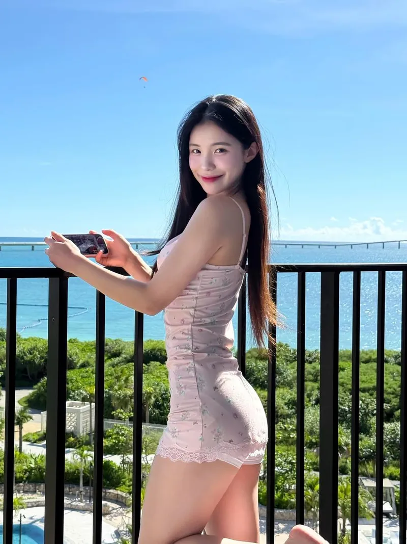 “햇살에 녹아든 미소”…이다혜, 여름 바다 위로→빛나는 여유 담다 / 치어리더 이다혜 인스타그램