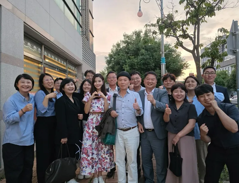 “함께 걷는 예향의 저녁”…김규리, 여름 미소로→축제 준비 현장 / 배우 김규리 인스타그램