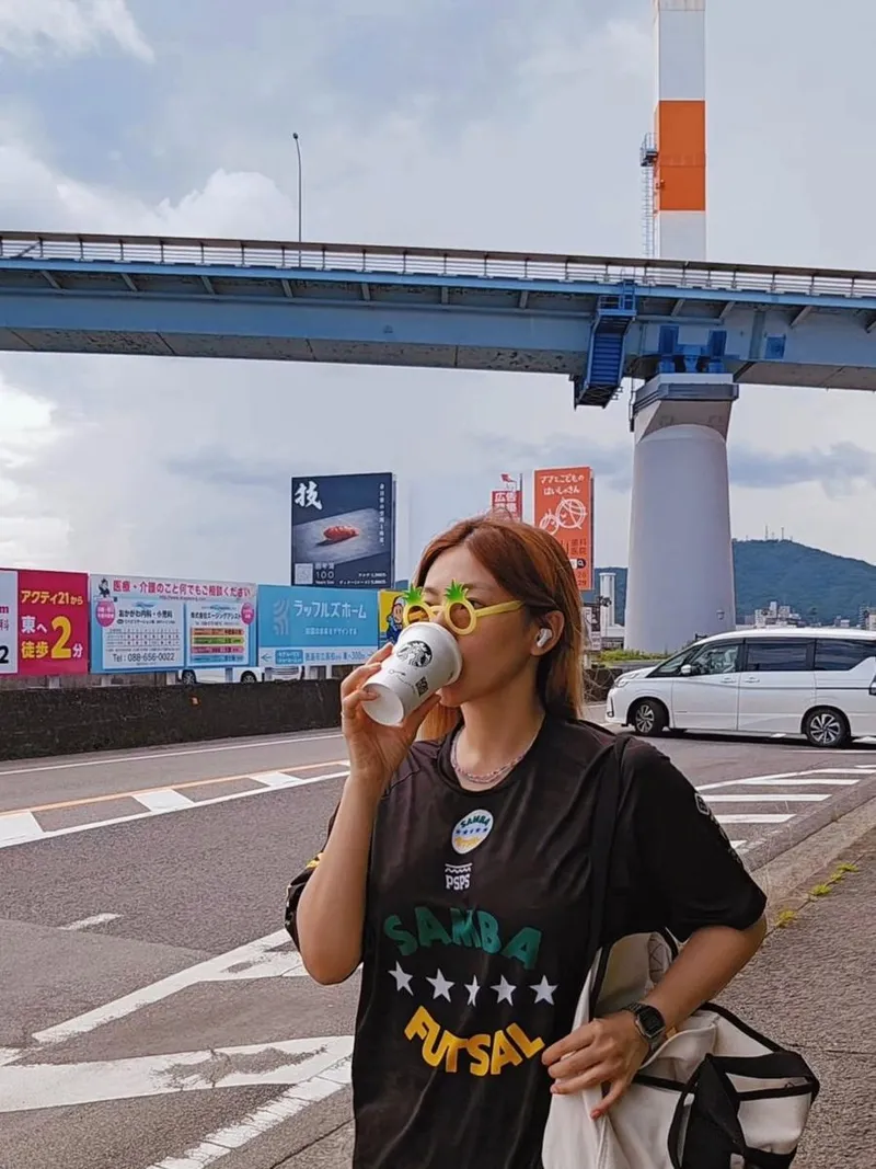 “여유 한 모금에 묻어나는 여행”…이채영, 초여름 자유→거리의 순간 포착 / 배우 이채영 인스타그램