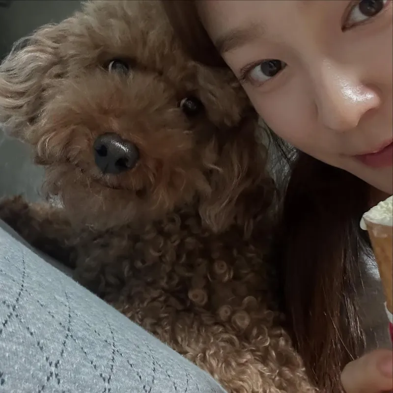 “포근함이 묻어나는 순간”…윤예주, 반려견과의 여름→따스한 미소 / 배우 윤예주 인스타그램