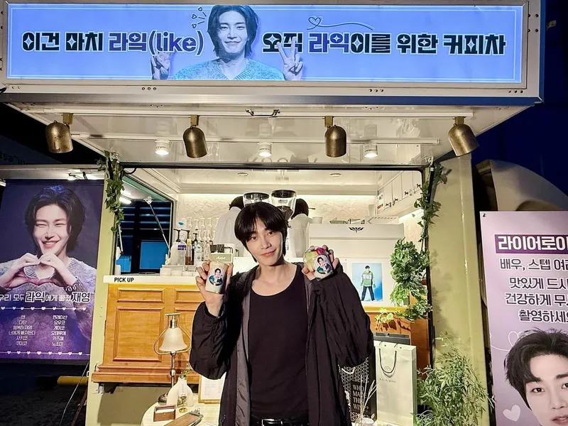 “너무 감사드려요”…김재영, 밤하늘 미소→커피차 선물에 진한 감동 / 배우 김재영 인스타그램