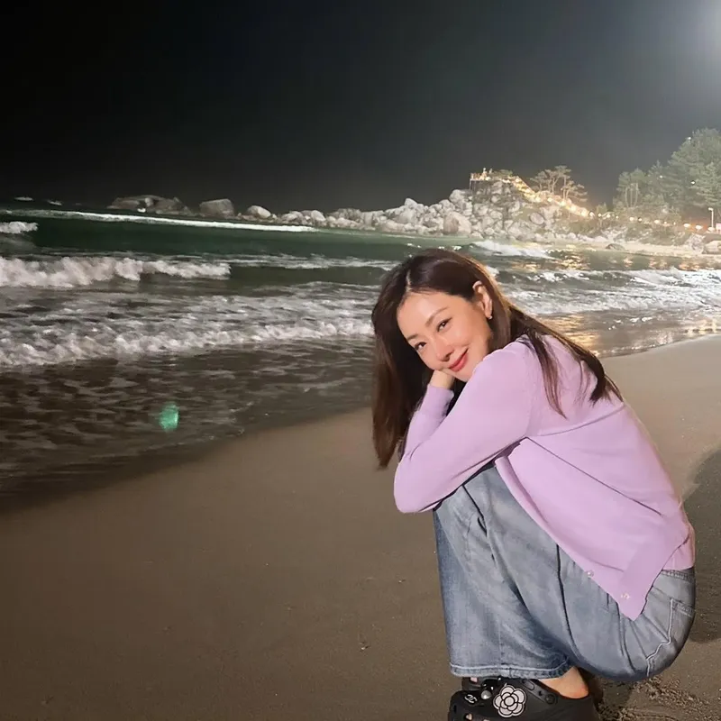 “바다와 눈 맞춘 저녁”…오나라, 밤바다 앞 여운→미소의 위로 / 배우 오나라 인스타그램