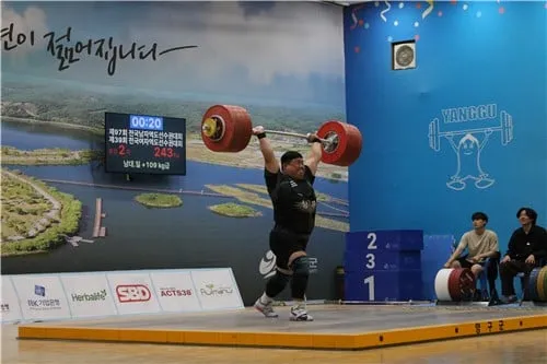 “용상 한국신기록 경신”…송영환, 243㎏ 성공→역도 최중량급 1위 / 연합뉴스