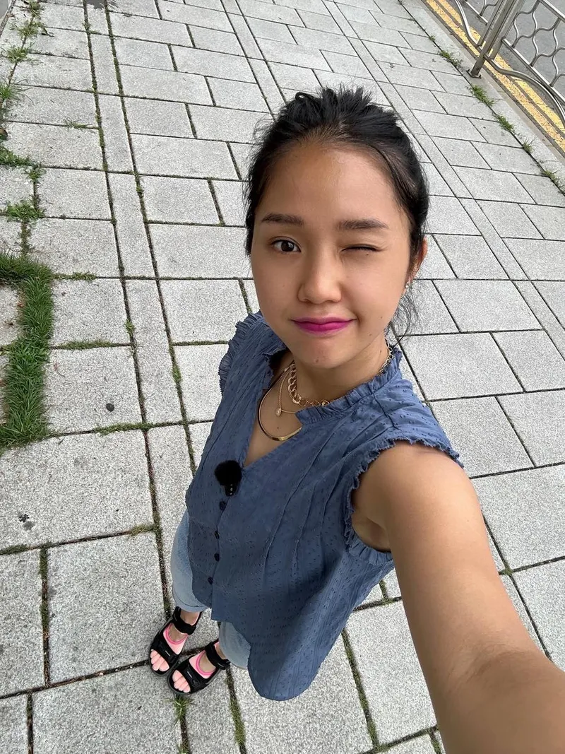“장난스런 윙크, 여름 속 위트”…오마이걸 미미, 싱그러운 표정→팬심 압도 / 걸그룹 오마이걸 미미 김미현 인스타그램