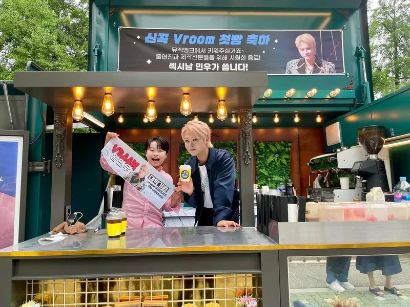 “겁나 사랑한다”…황민우, 커피차 앞 밝은 미소→팬심 압도 / 가수 황민우 인스타그램