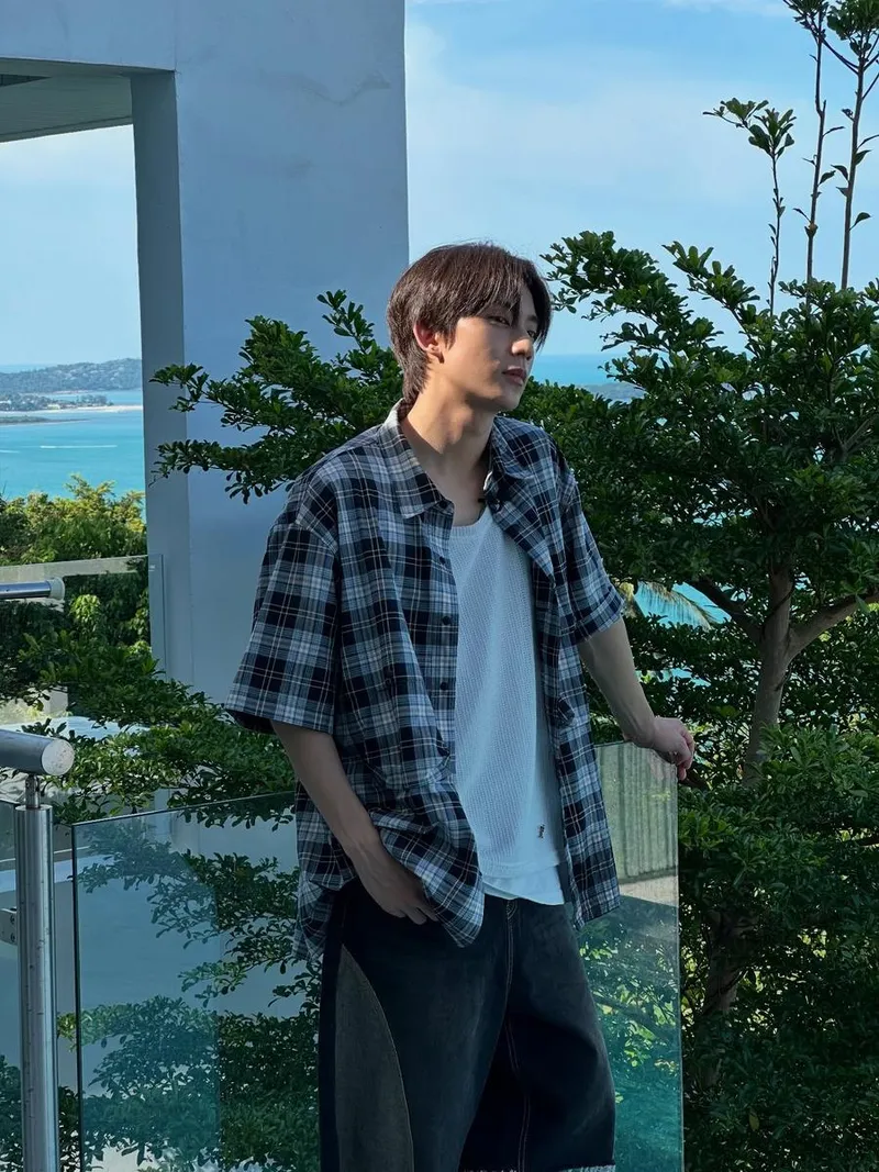 “라이락처럼 스며든 여름”…공찬, 바다를 닮은 오후→청량감 물들다 / 그룹 B1A4 공찬 인스타그램