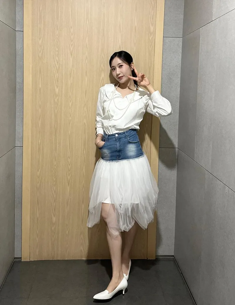 “사랑은 지는게 이기능거래여”…별사랑, 장난스런 미소→청초한 분위기 / 가수 별사랑 인스타그램