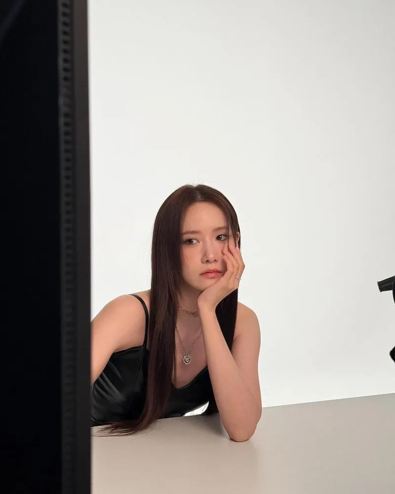 “무심한 시선 속 고요한 울림”…임윤아, 여름 오후→흑단빛 시선 압도 / 걸그룹 소녀시대 임윤아 인스타그램