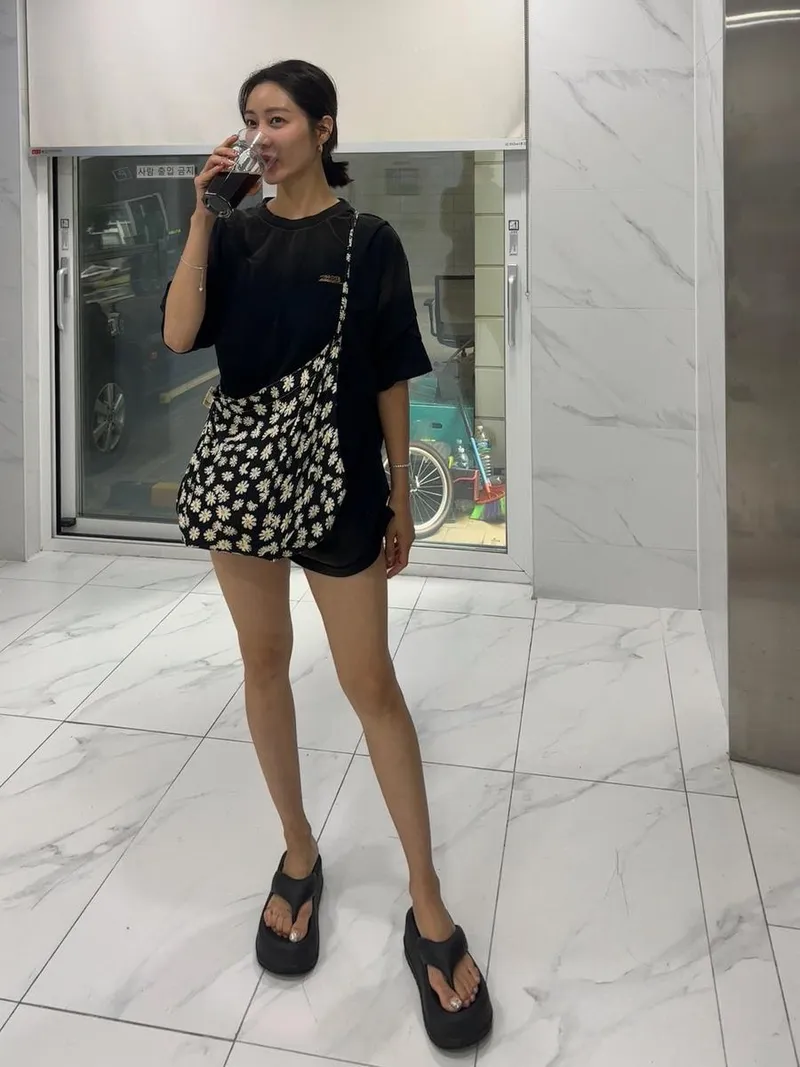 “텀블러 두고 나온 웃음”…한그루, 여름 오후→커피 한 잔의 여유 / 배우 한그루 인스타그램