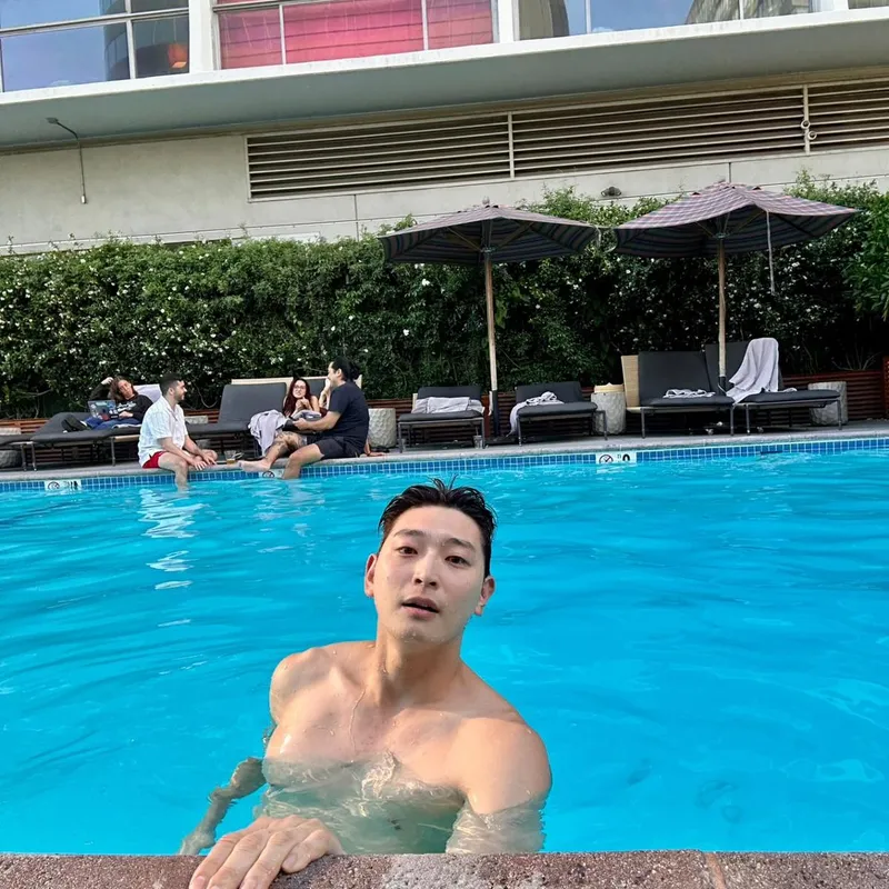 “엘에이 좋아”…정진운, 여름 햇살 아래 자유→수영장 셀카 / 그룹 2AM 정진운 인스타그램
