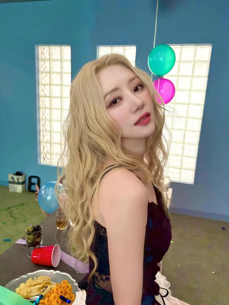 “여름 오후 파티의 온기”…수아, 금발 여신→청춘 감성 폭발 / 걸그룹 드림캐쳐 수아 인스타그램