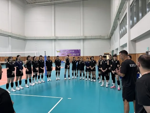 “재입촌 소집 완료”…여자배구 대표팀, 진천 훈련 재개→VNL 3주차 대비 본격 돌입 / 연합뉴스