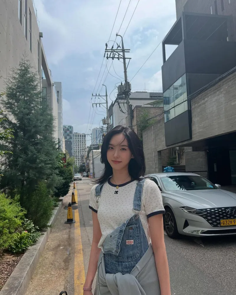 “골목에서 마주한 여름 오후”…한지현, 청량한 미소→도시 감성 미완성 / 배우 한지현 인스타그램