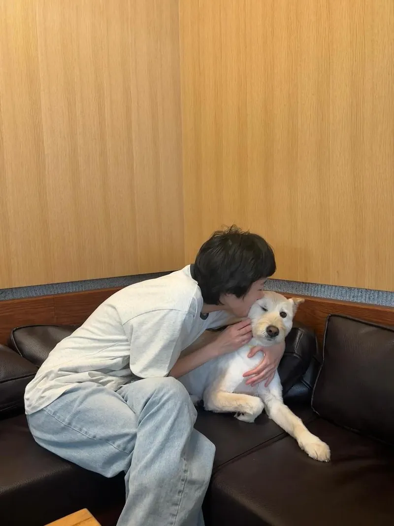 “살며시 스며든 온기”…김고은, 조용한 오후→반려견과 소소한 휴식 / 배우 김고은 인스타그램