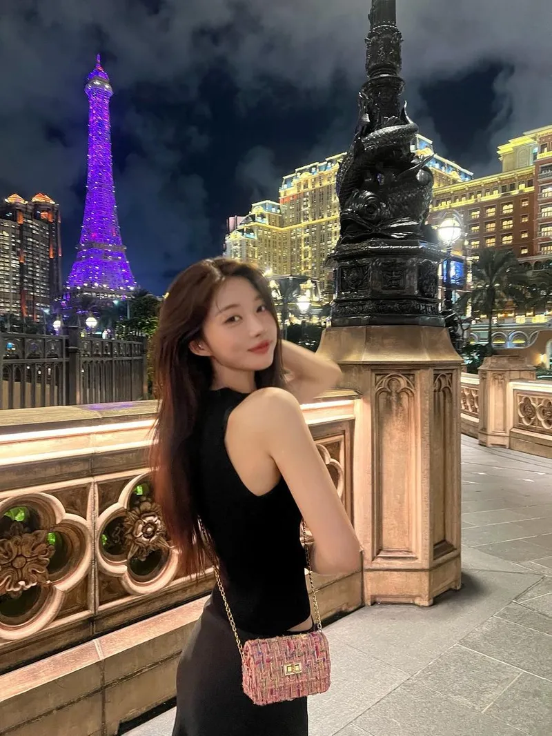 “밤하늘 아래 깃든 미소”…에버글로우 시현, 마카오의 낭만→여유로운 순간 / 걸그룹 에버글로우 시현 인스타그램