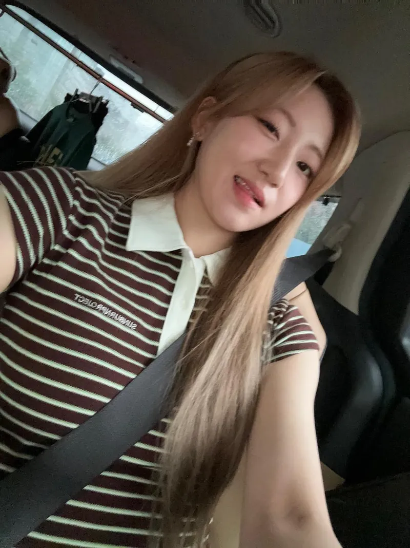 “줄무늬 좋아해”…경서, 여름 저녁의 장난→캐주얼 무드 물씬 / 가수 경서 인스타그램