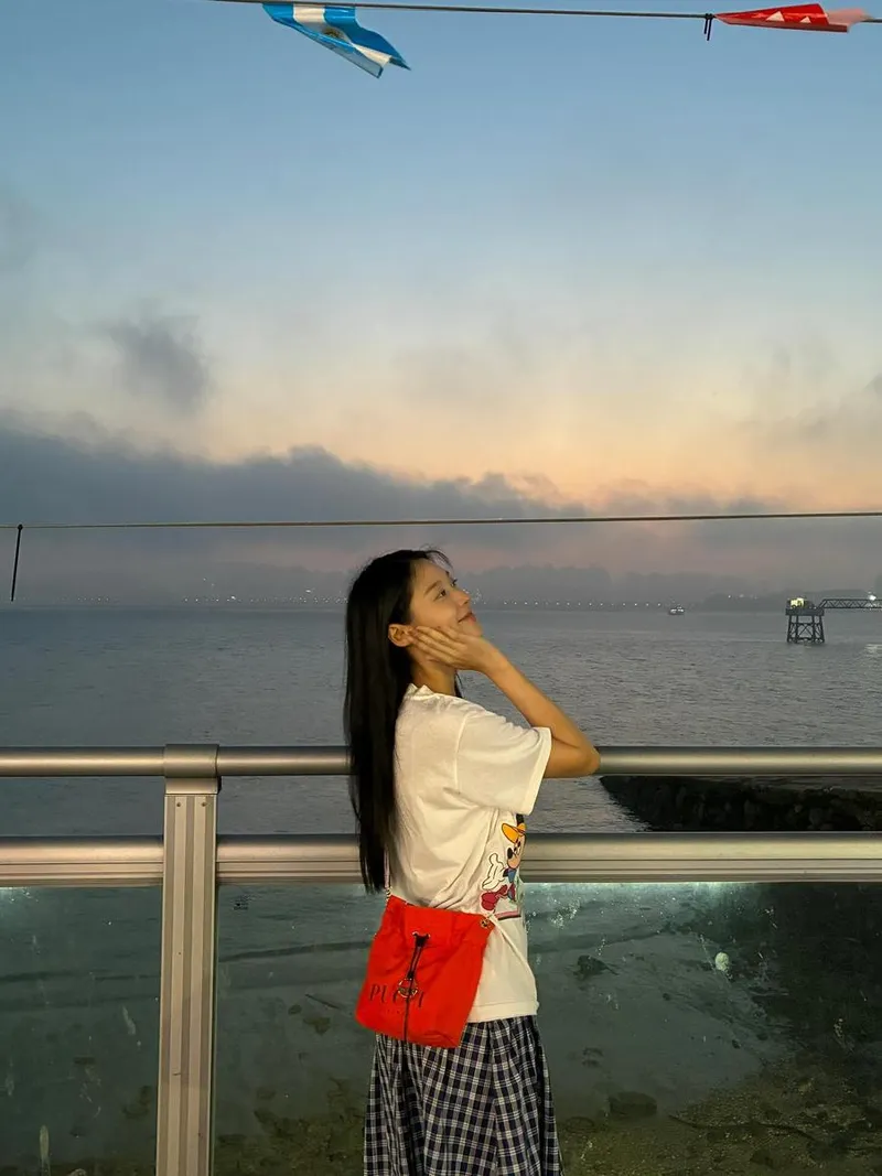“잔머리 휘날리며”…김설현, 저녁 바람 속 평온→감성 셀카 / 배우 김설현 인스타그램