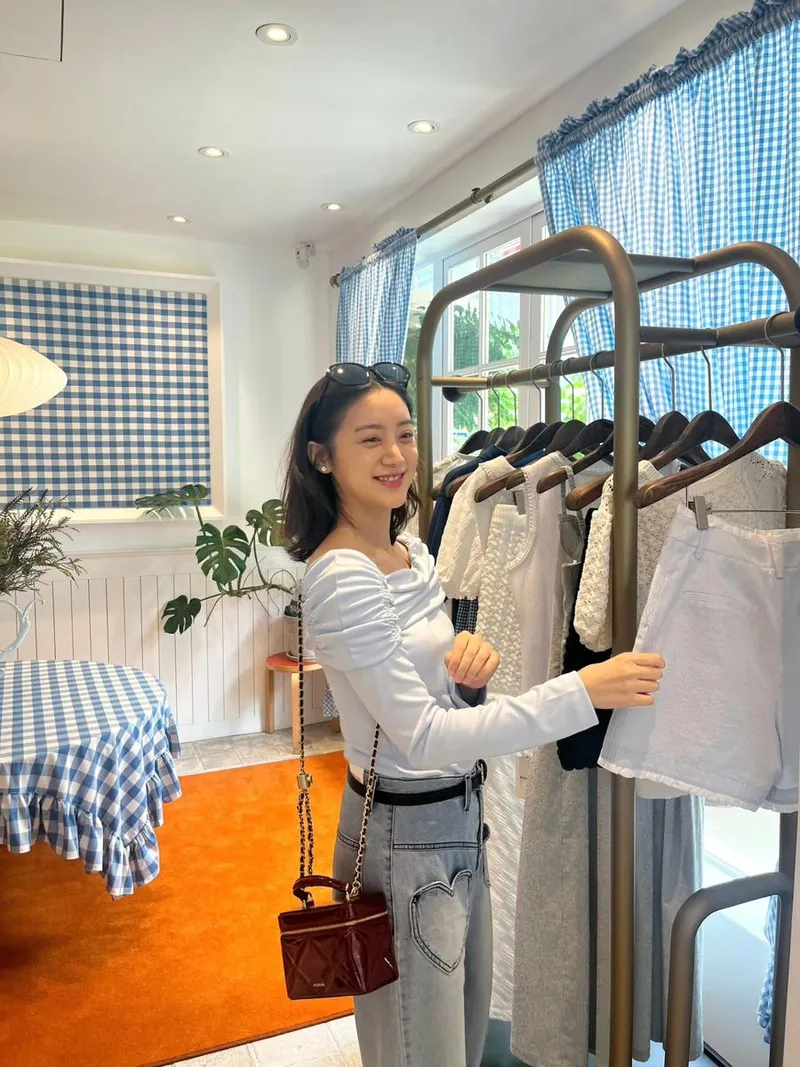 “예쁜 데 그냥 못 지나가지”…우혜림, 미소 가득한 여름 오후→감성 충전 산책 / 걸그룹 원더걸스 우혜림 인스타그램
