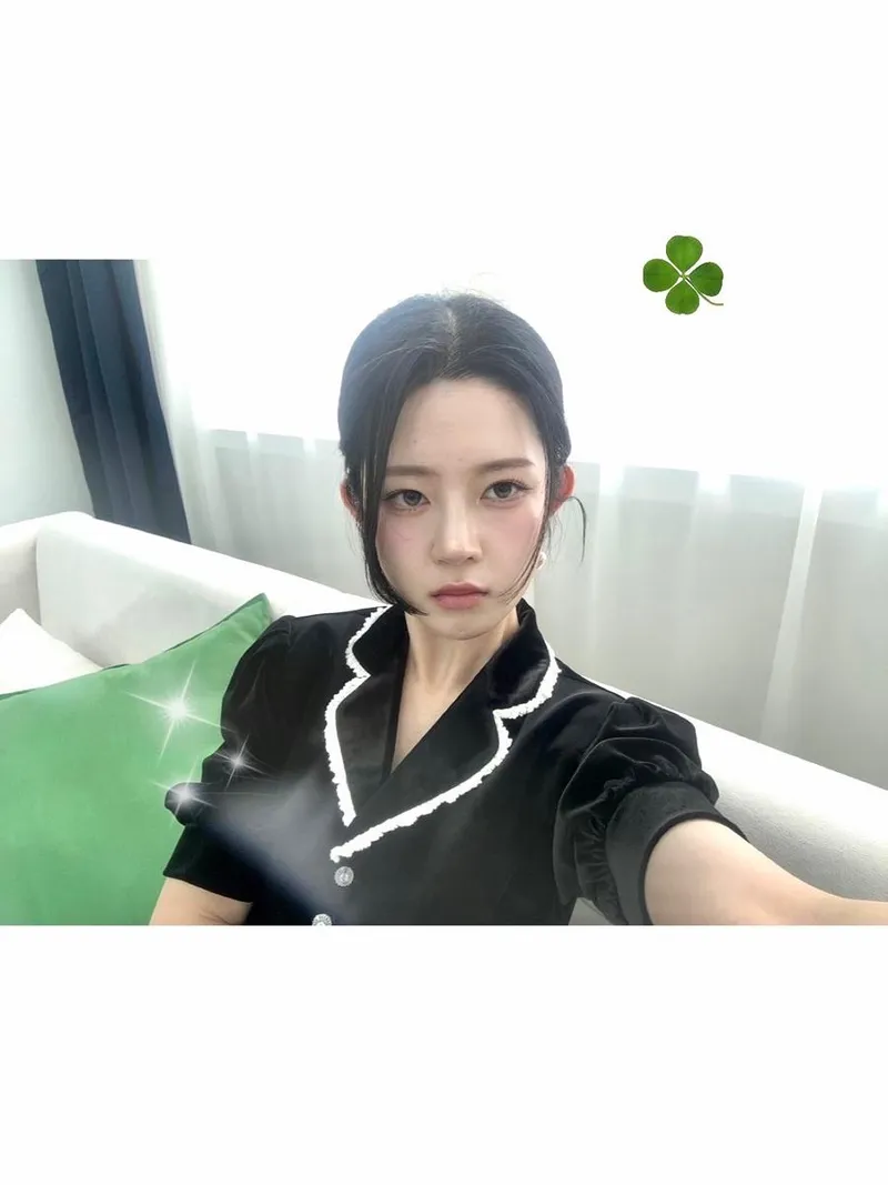 “차분하게 머문 시선”…김하린, 여름 오후의 고요→깊어진 눈빛 / 데블스 플랜 데스룸 출연자 의사 김하린 인스타그램