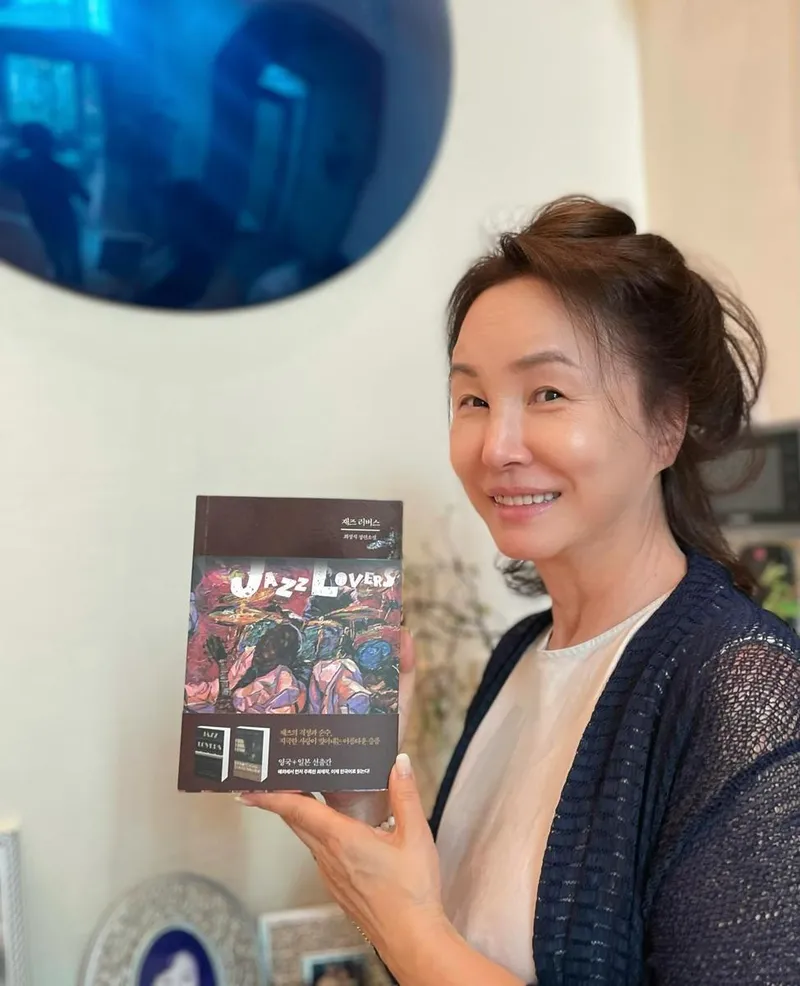 “저의 7월의 책 입니다”…김미숙, 여름 햇살 아래 미소→지적인 감동 / 배우 김미숙 인스타그램