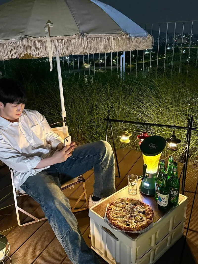 “한 여름 밤의 피맥”…유회승, 여유로운 미소→피크닉 감성 폭발 / 엔플라잉 유회승 인스타그램
