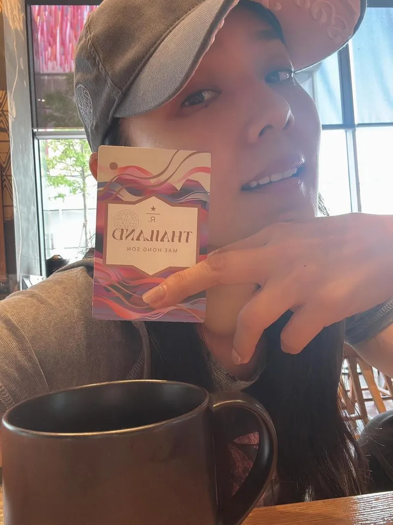 “오랜만에 스벅데뚜”…유진, 여유로운 오후→커피 향 가득한 미소 / 배우 유진 인스타그램