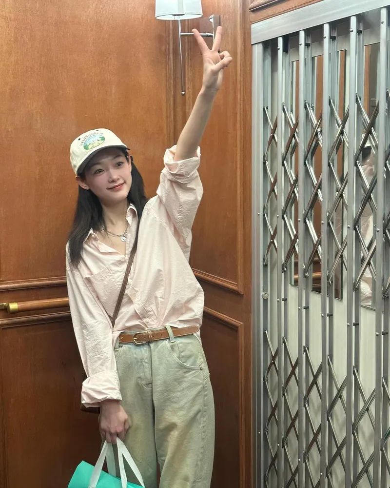 “손가락 끝에 담은 평온”…이유미, 무심한 외출→초여름 감성 일상 / 배우 이유미 인스타그램