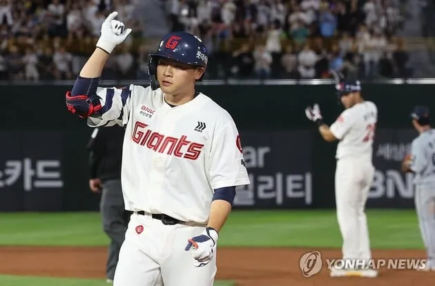 “4연타석 안타 타이”…박찬형, 롯데서 첫 홈런→KBO 진기록 작성 / 연합뉴스