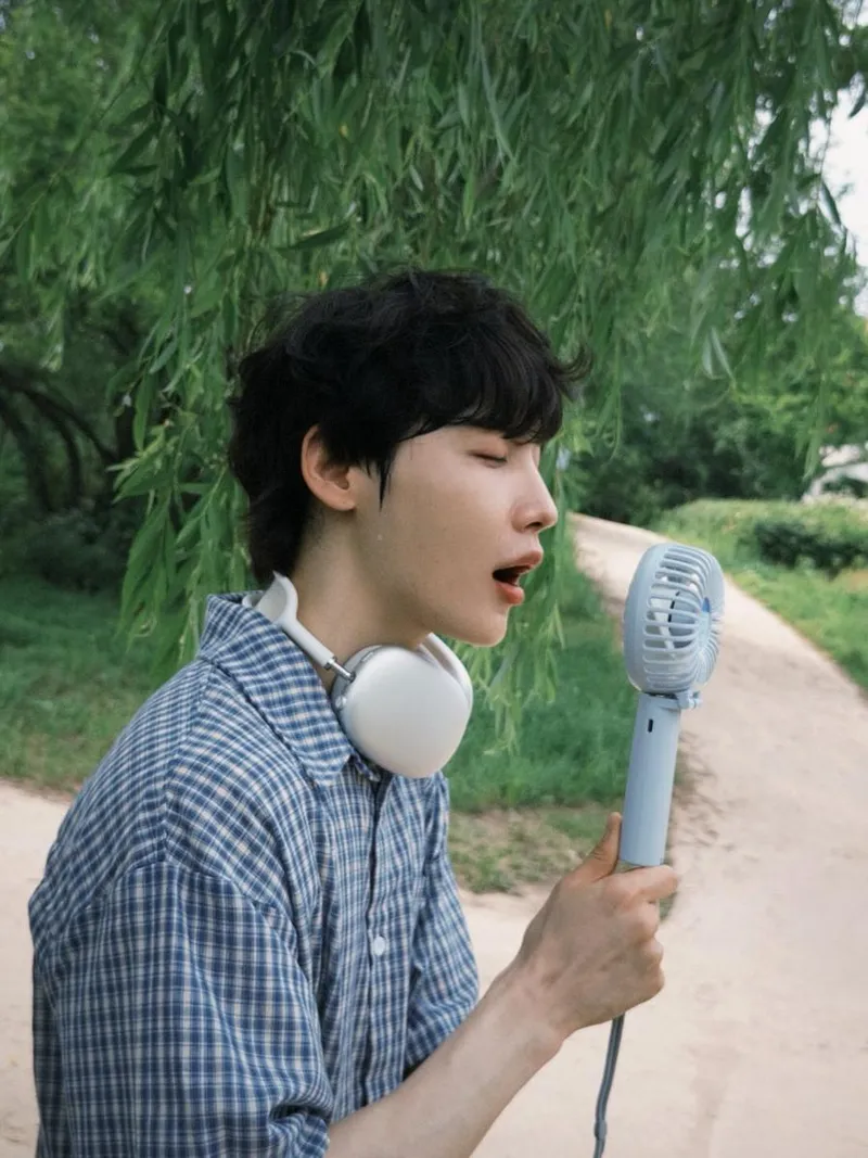 “초여름 산책길의 노래”…전웅, 싱그러움 속 미소→청량 무드 가득 / 그룹 AB6IX 전웅 인스타그램