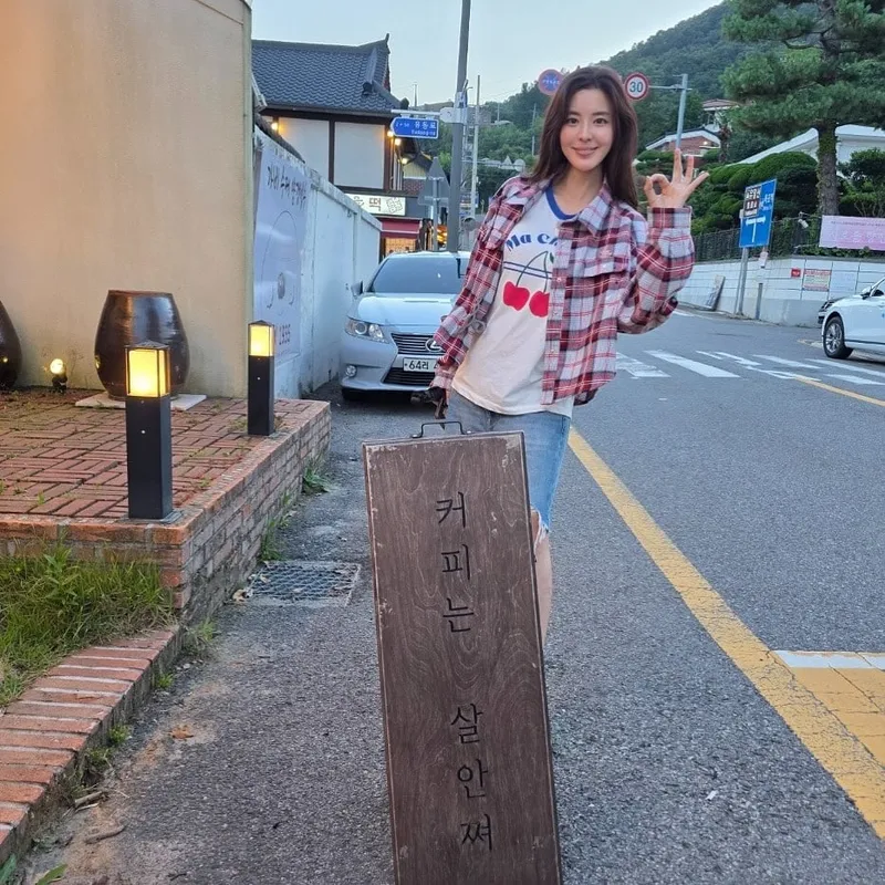 “알았쬬~? 오케이”…김규리, 저녁길 산책→여름 청량감 폭발 / 배우 김규리 인스타그램